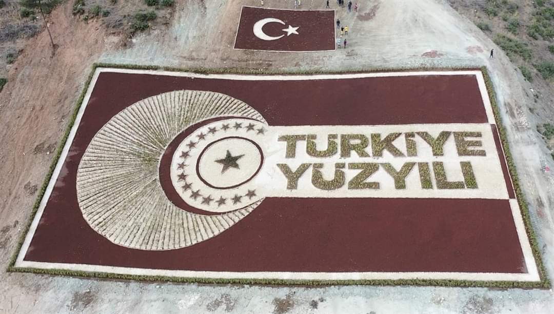 Bahçe Orman İşletme Şefliği Tarafından İlçemiz Çamlıca Mahallesi'nde 28 Bin Fidan Dikilerek "Türkiye Yüzyılı" Logosu Oluşturuldu 