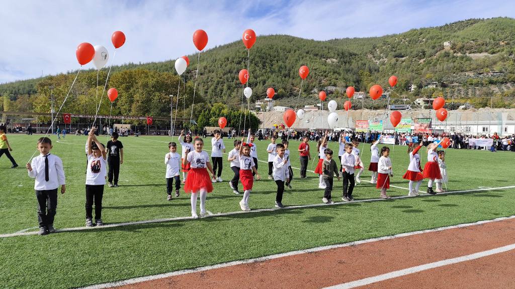 İlçemizde Cumhuriyetimizin Kuruluşunun 101. Yıldönümü Düzenlenen Törenlerle Coşkuyla Kutlandı